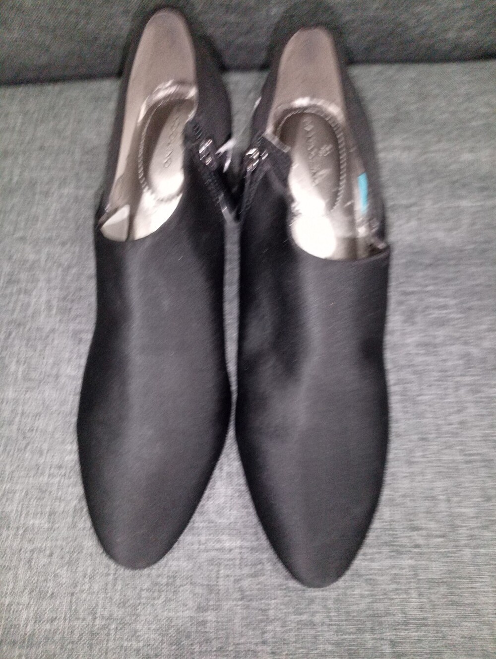 Bandolino Black Low-Cut Ankle Booties Almond Toe Side Zip 8M New Shelf Pulls